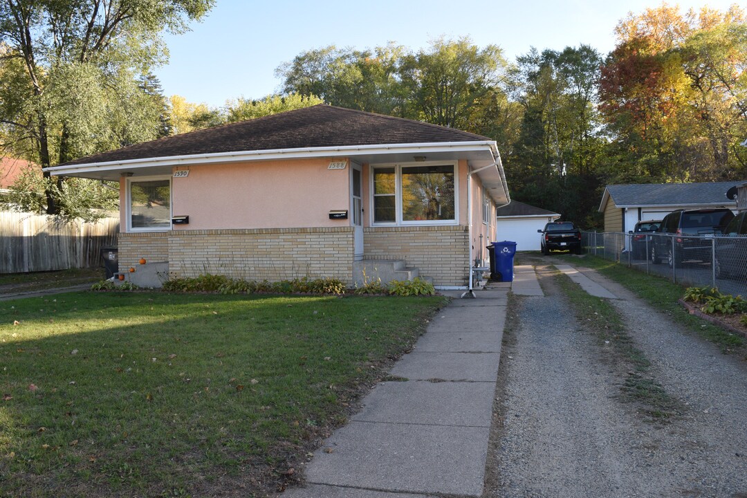 1588 Case Ave in St. Paul, MN - Foto de edificio