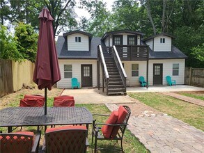 1470 St Michael Ave in East Point, GA - Foto de edificio - Building Photo