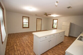 553 S Old Stagecoach Rd in Kyle, TX - Building Photo - Building Photo