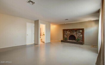 6445 S 32nd St in Phoenix, AZ - Foto de edificio - Building Photo