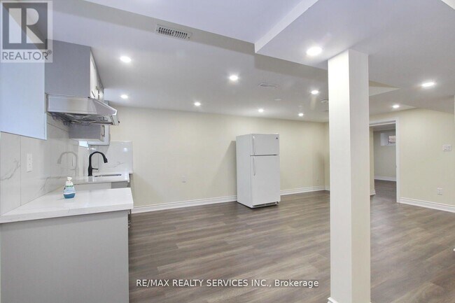 32 Sanford Crescent in Brampton, ON - Building Photo - Building Photo