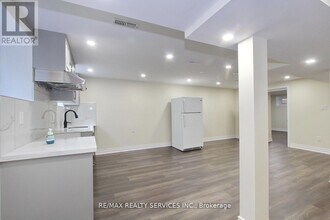 32 Sanford Crescent in Brampton, ON - Building Photo - Building Photo