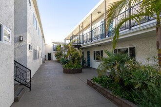 2721 2nd St, Unit 202 in Santa Monica, CA - Building Photo - Building Photo