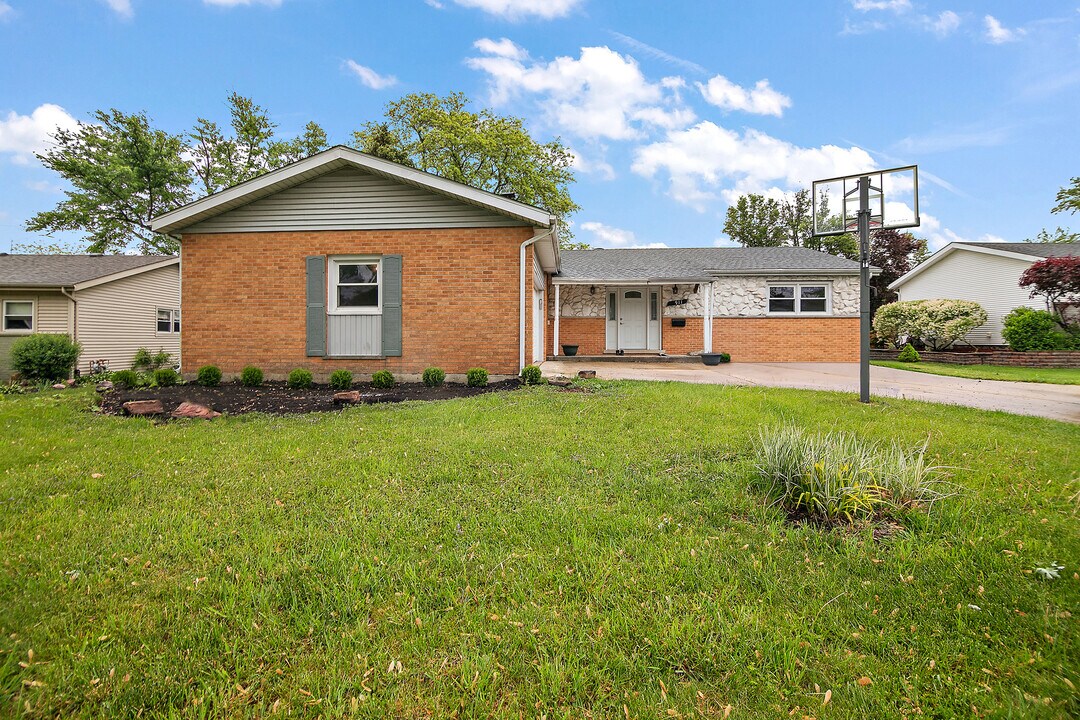 911 Cherokee Dr in Darien, IL - Building Photo