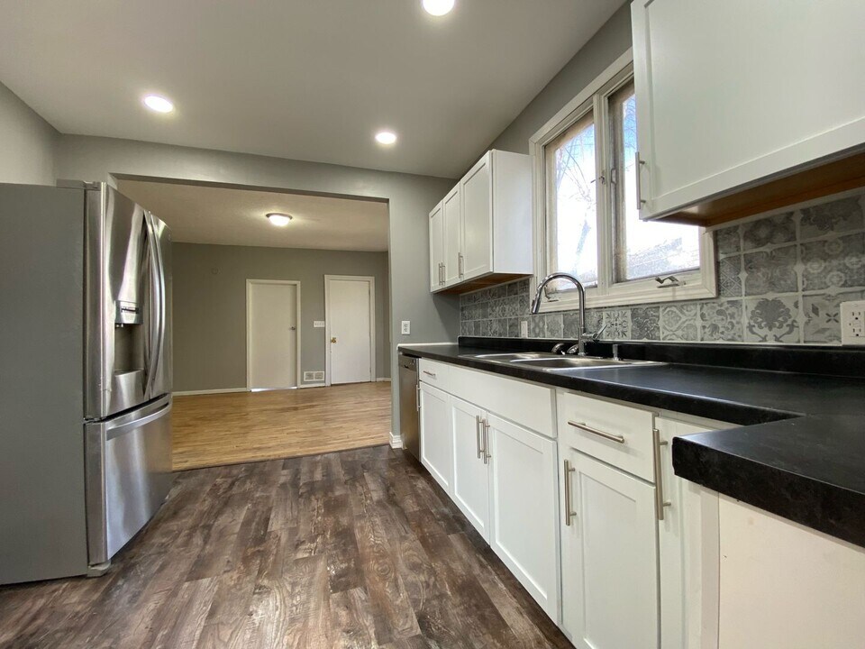 2324 N Logan Ave in Minneapolis, MN - Building Photo