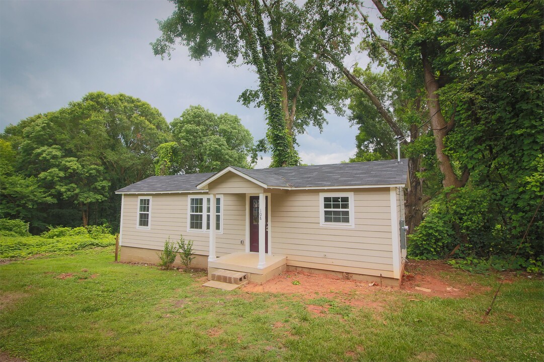 108 Dog Day Dr in Cramerton, NC - Building Photo