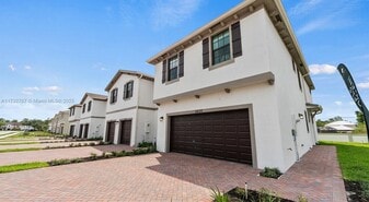 5600 NW Coventry Cir in Port St. Lucie, FL - Building Photo