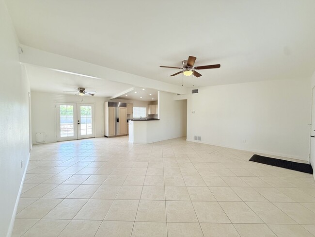 44458 San Juan Ave in Palm Desert, CA - Foto de edificio - Building Photo