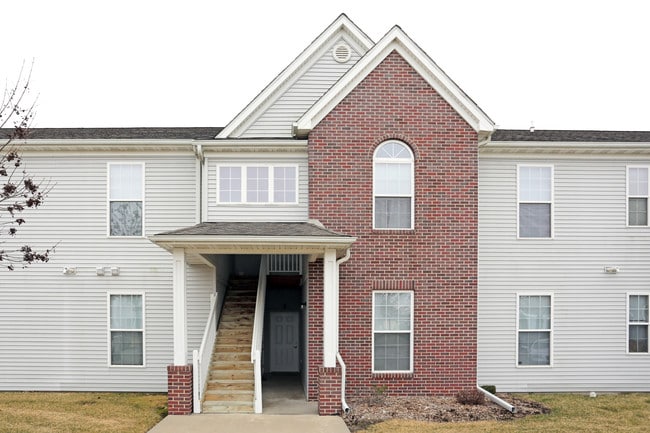 Mane Gate Apartments in Iowa City, IA - Building Photo - Building Photo
