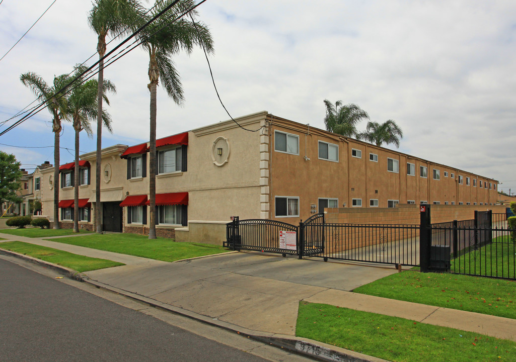 25 Unit Apartments + 1 Non-conf in Bellflower, CA - Building Photo