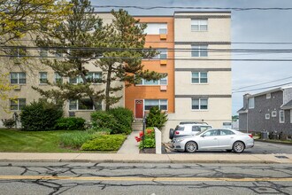 Harbour House Condominiums in New London, CT - Foto de edificio - Building Photo