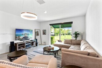 6285 SW 47th Mnr in Davie, FL - Foto de edificio - Building Photo