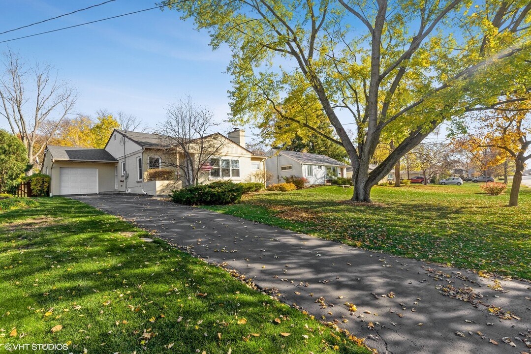 817 Dundee Ave in Barrington, IL - Building Photo