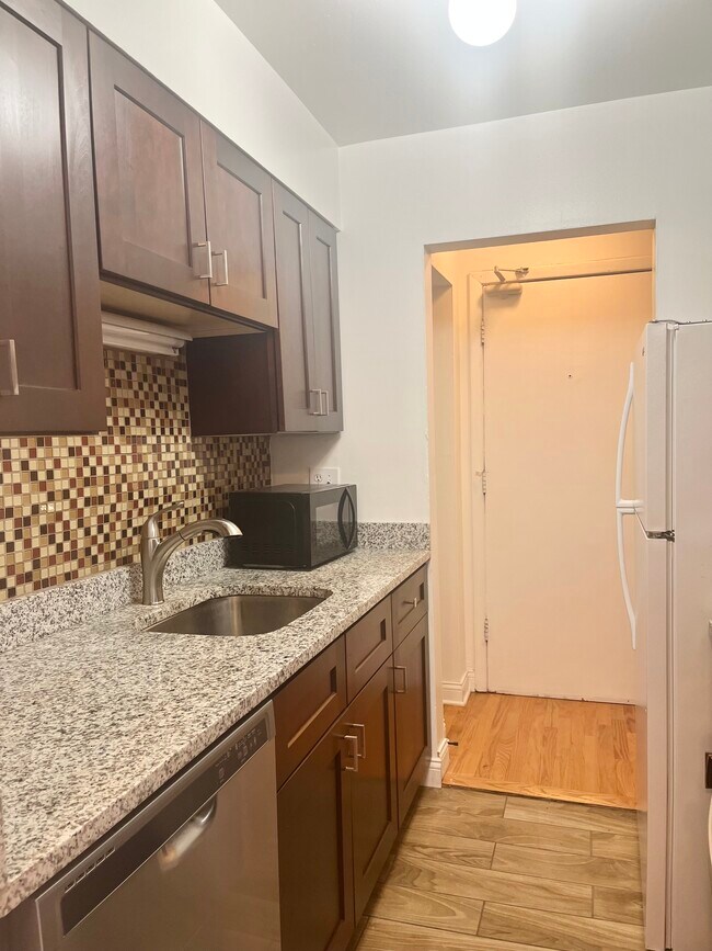 3732 N Pine Grove Ave, Unit 2 in Chicago, IL - Foto de edificio - Building Photo