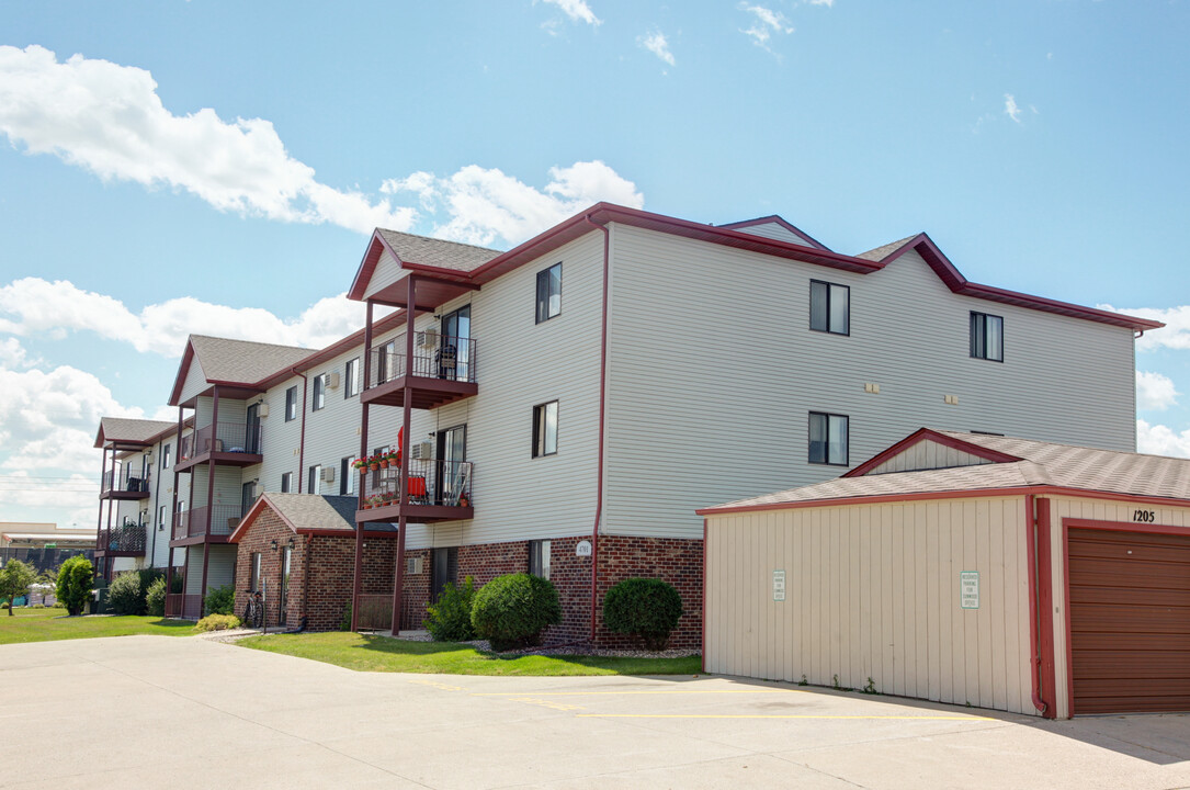 Sunwood Apartment Community in Fargo, ND - Building Photo