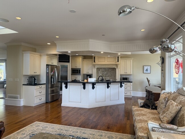 1126 Parker St in White Rock, BC - Building Photo - Building Photo