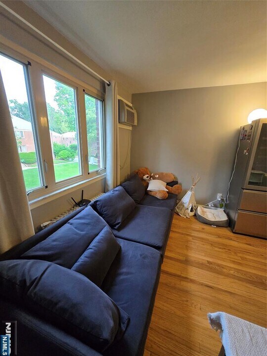 125 Clinton Park Dr in Bergenfield, NJ - Building Photo