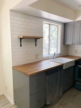 7320 Balboa Blvd in Los Angeles, CA - Foto de edificio - Building Photo