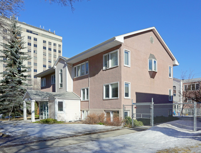 10015 111th St NW in Edmonton, AB - Building Photo - Primary Photo