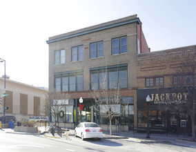 Ten Ten Lofts in Lawrence, KS - Foto de edificio - Building Photo