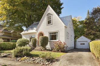 1642 Ash St in Forest Grove, OR - Foto de edificio - Building Photo