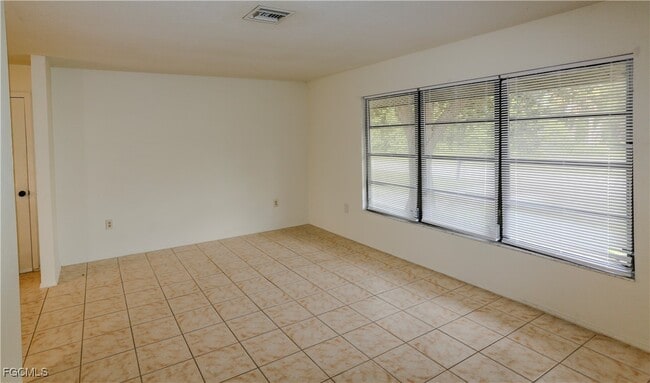 232 Cicero St NW in Port Charlotte, FL - Foto de edificio - Building Photo