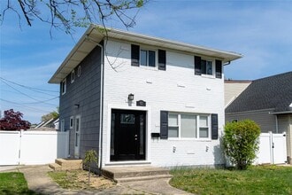 42 Madison Dr in Babylon, NY - Building Photo - Building Photo