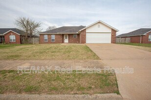 1902 SW Fremont Rd in Bentonville, AR - Building Photo