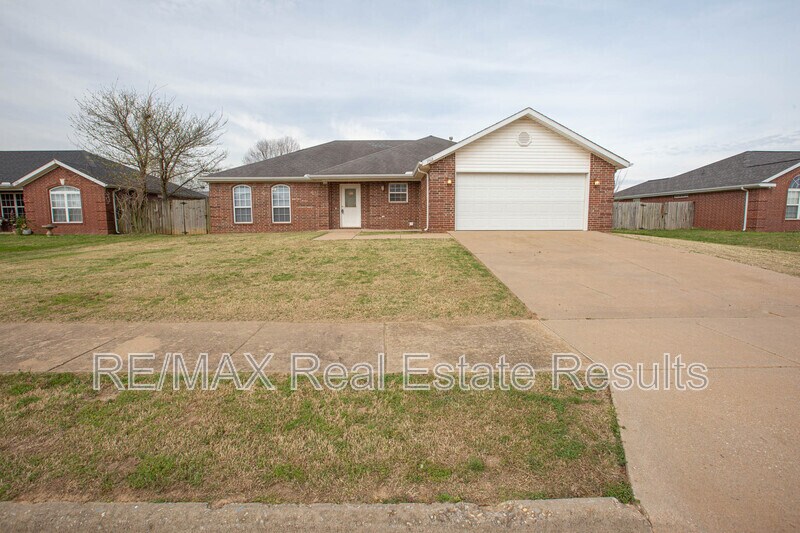 1902 SW Fremont Rd in Bentonville, AR - Building Photo