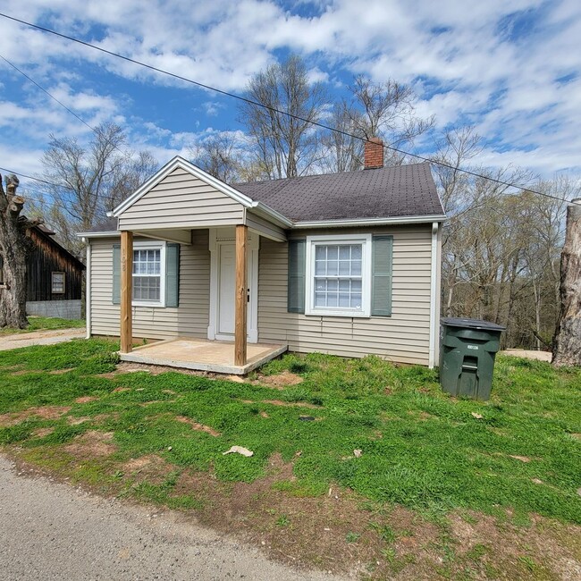 108 Swindell St in Sparta, TN - Building Photo - Building Photo