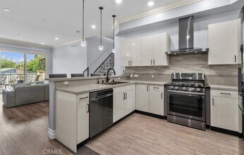 201 N Reese Pl, Unit 203 in Burbank, CA - Building Photo - Building Photo