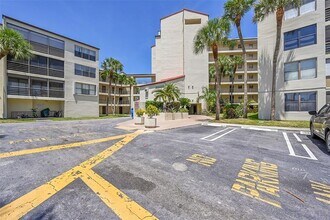 2304 S Cypress Bend Dr in Pompano Beach, FL - Foto de edificio - Building Photo
