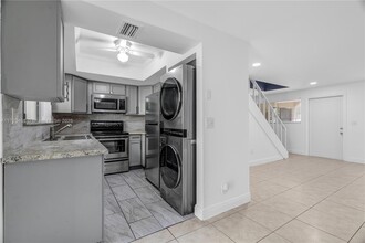 2530 Coral Springs Dr in Coral Springs, FL - Building Photo - Building Photo