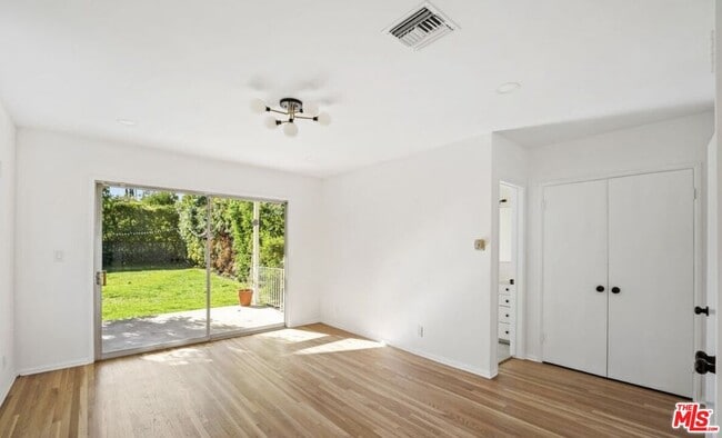 15440 Dickens St in Los Angeles, CA - Building Photo - Building Photo