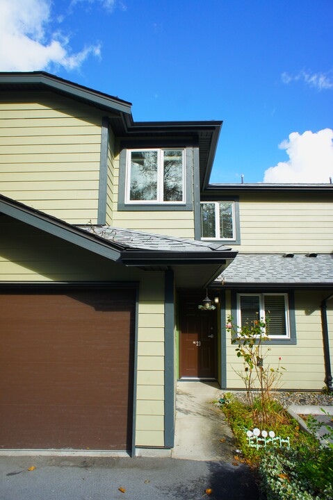 13262 72 Av in Surrey, BC - Building Photo