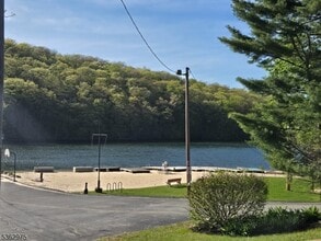70 Lakeside Ave in Hardyston, NJ - Foto de edificio - Building Photo