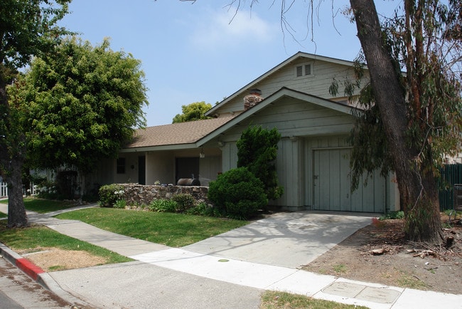 8161 San Angelo Dr in Huntington Beach, CA - Foto de edificio - Building Photo