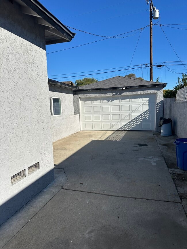 5832 Pennswood Ave in Lakewood, CA - Building Photo - Building Photo