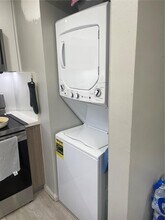 10090 NW 80th Ct in Hialeah Gardens, FL - Foto de edificio - Building Photo