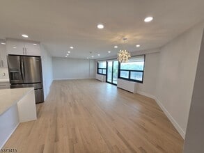 2 Claridge Dr in Verona, NJ - Building Photo - Building Photo