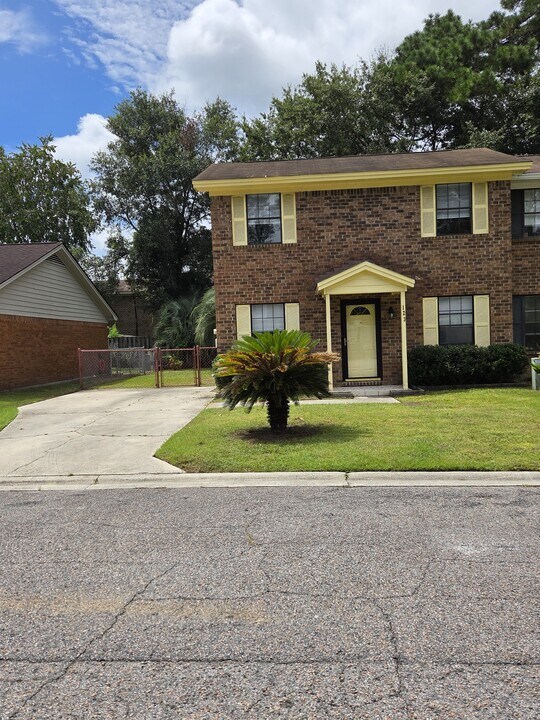123 Hunt Club Ct in Savannah, GA - Building Photo