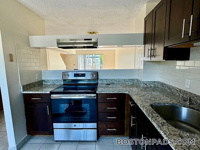 144 N Beacon St, Unit B2 in Boston, MA - Building Photo - Building Photo