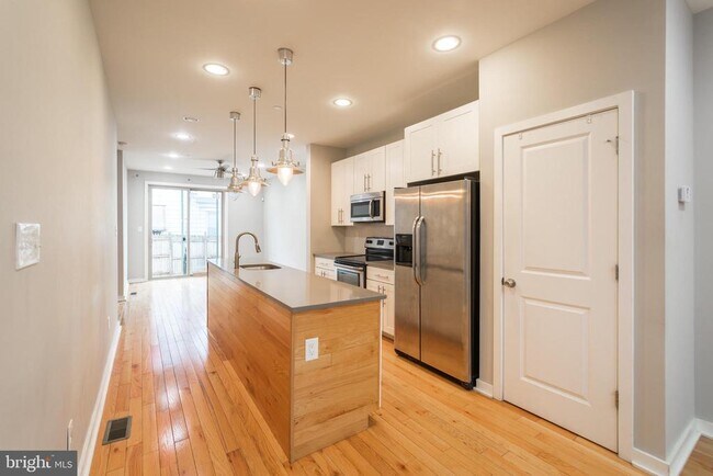 2027 E Huntingdon St in Philadelphia, PA - Building Photo - Building Photo