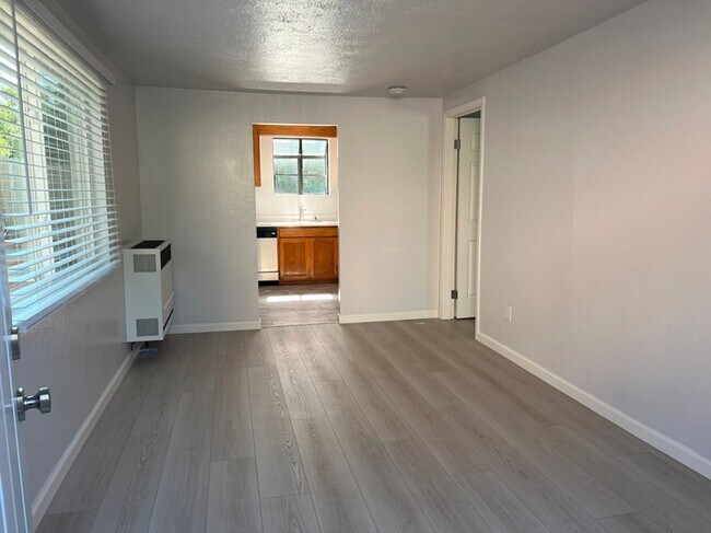 1404 E St in Hayward, CA - Building Photo - Building Photo