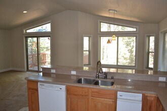 699 Eloise Ave in South Lake Tahoe, CA - Foto de edificio - Building Photo