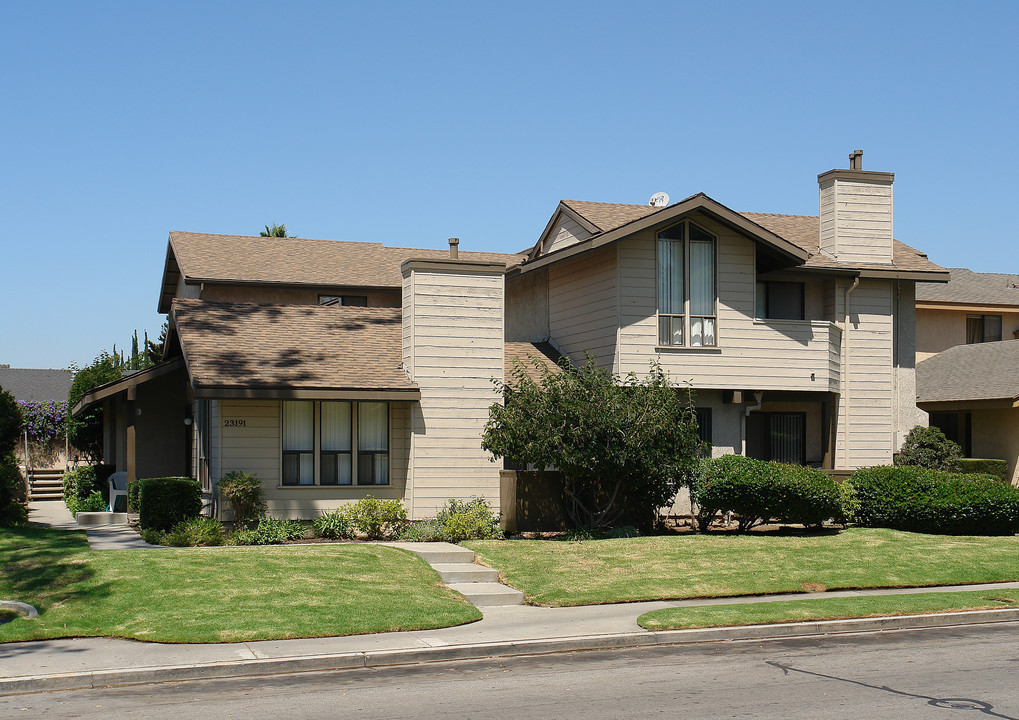 23191 Saguaro St in Lake Forest, CA - Foto de edificio