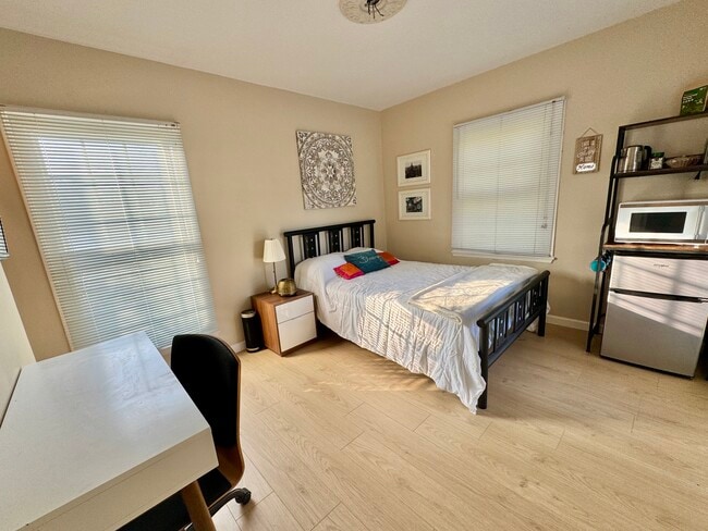 10443 Califa St in North Hollywood, CA - Building Photo - Building Photo