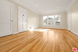 405-404 Shirley Pl in Beverly Hills, CA - Building Photo