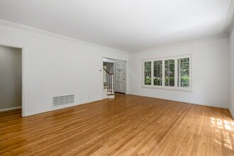 Camden Drive in Beverly Hills, CA - Building Photo - Interior Photo