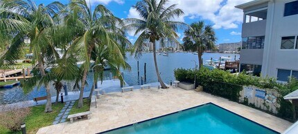 468 Golden Isles Dr in Hallandale Beach, FL - Building Photo - Building Photo